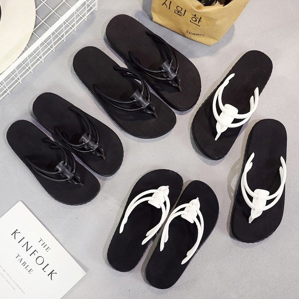 Papuci potriviti pentru plaja si de zi cu zi in alb-negru