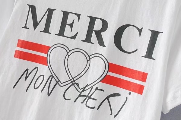 Tricou dama model larg de culoare alb cu inscriptie colorata