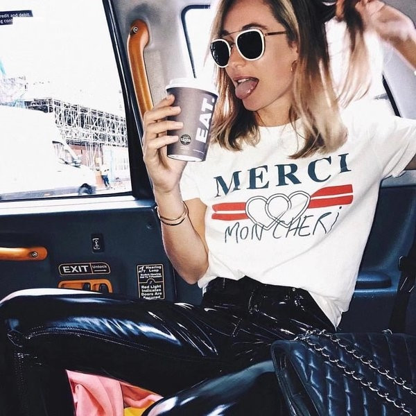 Tricou dama model larg de culoare alb cu inscriptie colorata