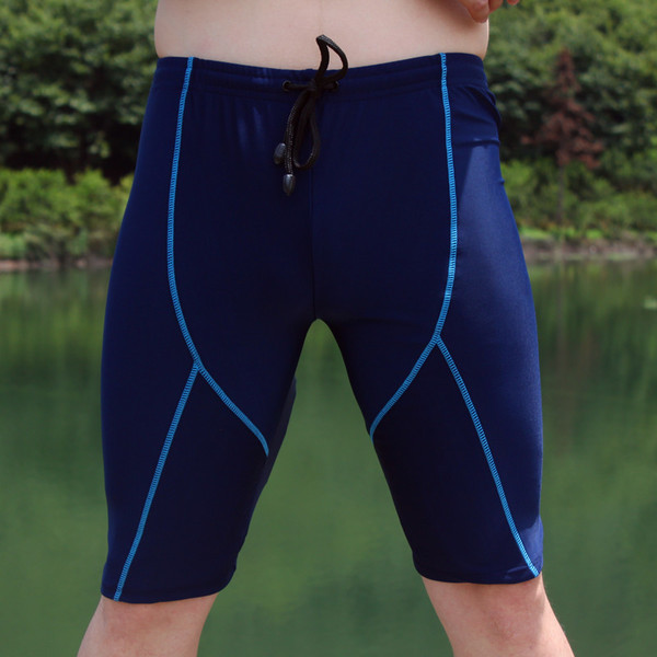 Diverse modele de costume de baie pentru barbati cu lungimea genunchilor