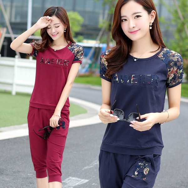 Echipa sportivă feminină în două părți - Tricou cu mâneci scurte și pantaloni 7/8 în două culori