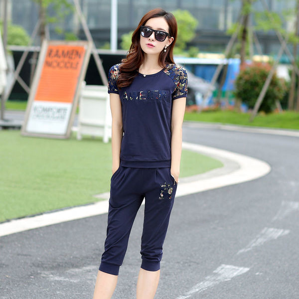 Echipa sportivă feminină în două părți - Tricou cu mâneci scurte și pantaloni 7/8 în două culori