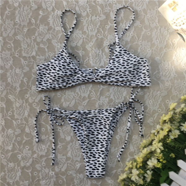 Дамски бански от две части в семпъл модел и различни цветове