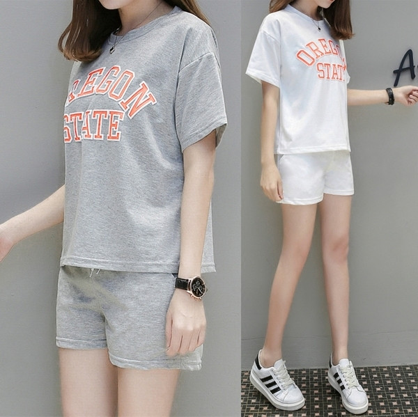 Echipa sportivă de vară în diferite culori cu o inscripție