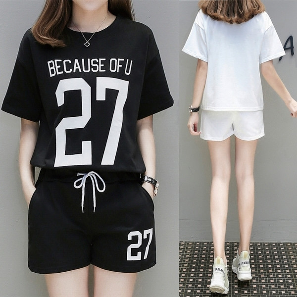 Echipa sportivă de vară în diferite culori cu o inscripție