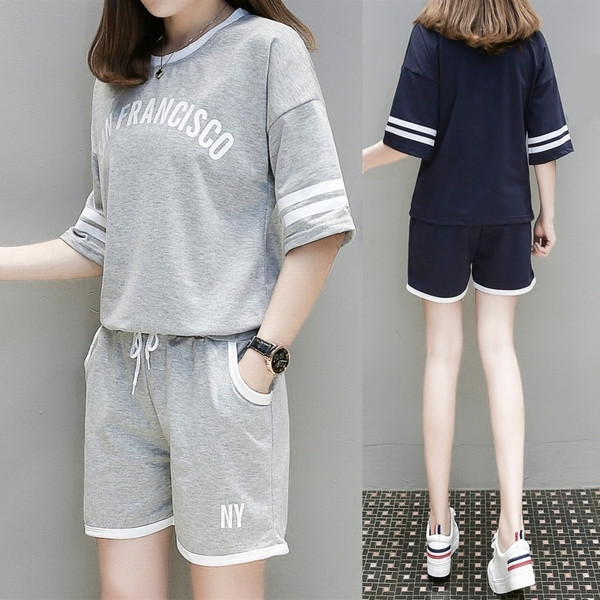 Echipa sportivă de vară în diferite culori cu o inscripție