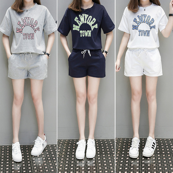 Echipa sportivă de vară în diferite culori cu o inscripție