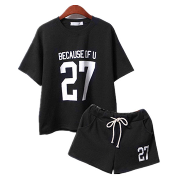 Echipa sportivă de vară în diferite culori cu o inscripție