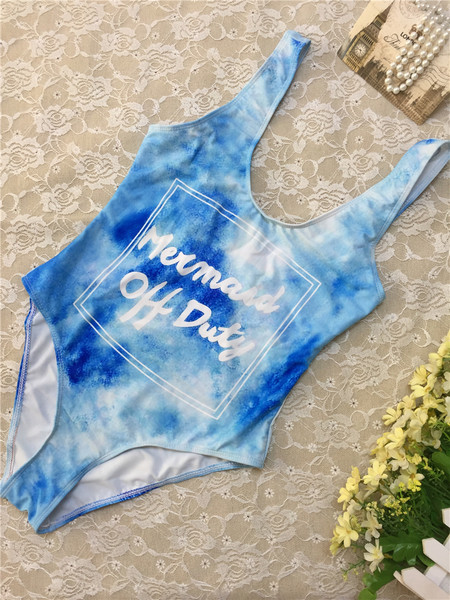 Un costum de baie întreg de damă în culoarea cerului cu inscripție