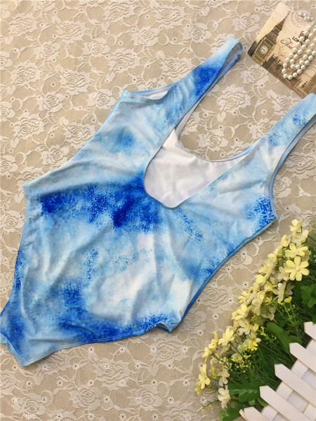 Un costum de baie întreg de damă în culoarea cerului cu inscripție