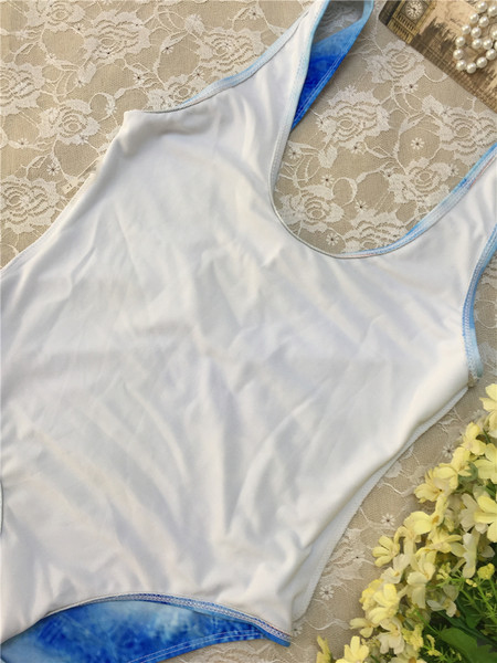 Un costum de baie întreg de damă în culoarea cerului cu inscripție