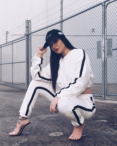 Costum sport de dama in doua parti - bluza si pantaloni 9/10 cu margini si cravate