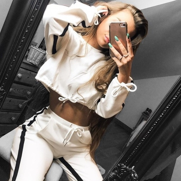 Costum sport de dama in doua parti - bluza si pantaloni 9/10 cu margini si cravate