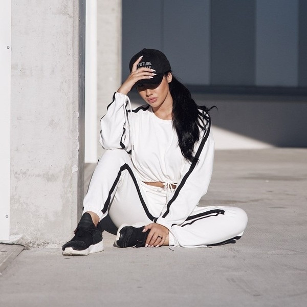 Costum sport de dama in doua parti - bluza si pantaloni 9/10 cu margini si cravate