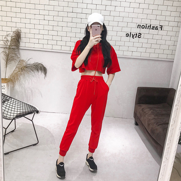 Echipa sportivă feminină - tricou scurt și pantaloni cu talie înaltă