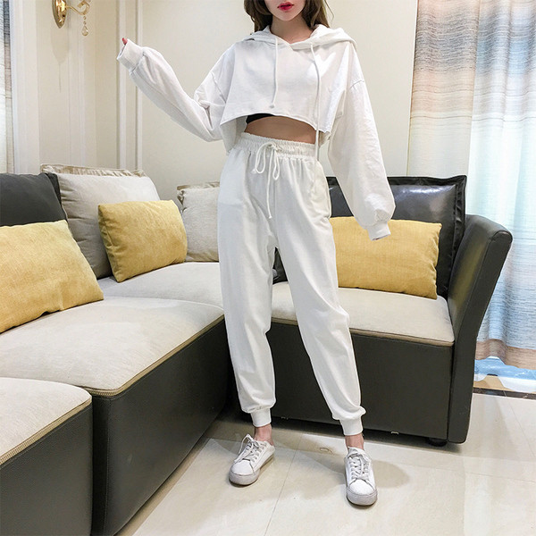 Echipa sportivă feminină - tricou scurt și pantaloni cu talie înaltă