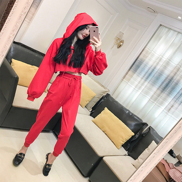 Echipa sportivă feminină - tricou scurt și pantaloni cu talie înaltă