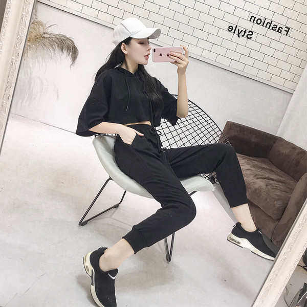 Echipa sportivă feminină - tricou scurt și pantaloni cu talie înaltă