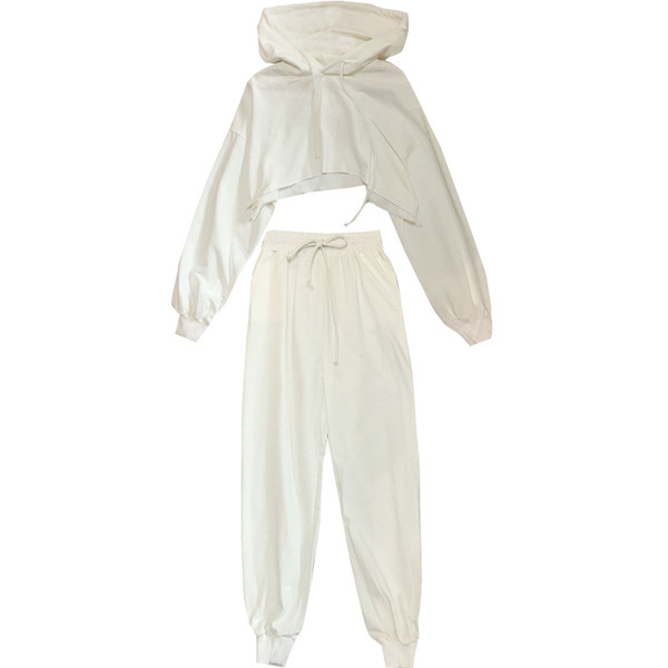 Echipa sportivă feminină - tricou scurt și pantaloni cu talie înaltă