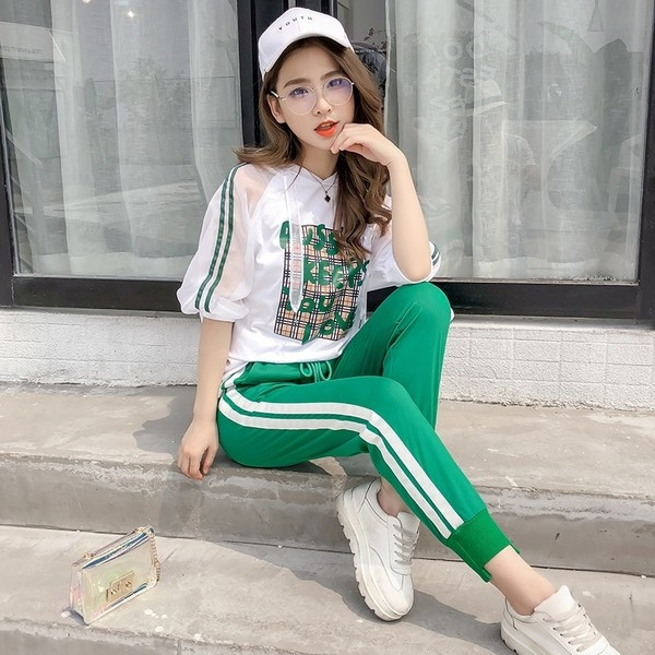 Echipa sportivă feminină - Tricou cu mâneci din dantelă și trening cu margini laterale