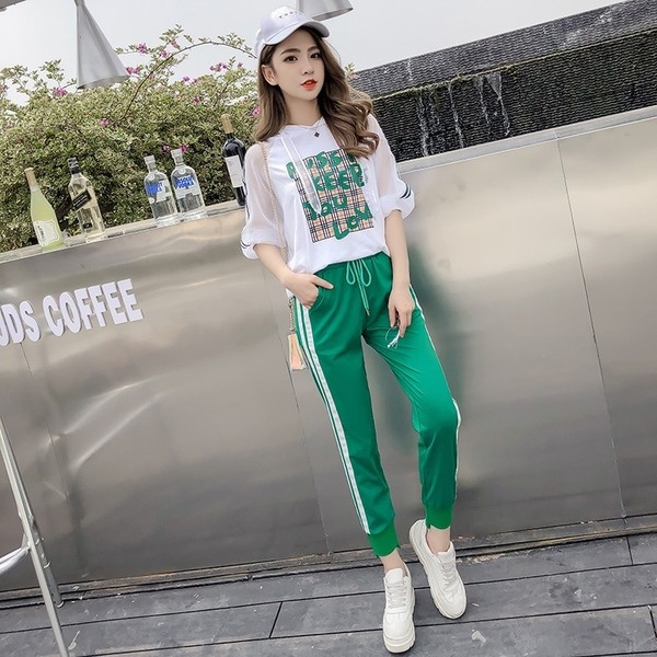 Echipa sportivă feminină - Tricou cu mâneci din dantelă și trening cu margini laterale