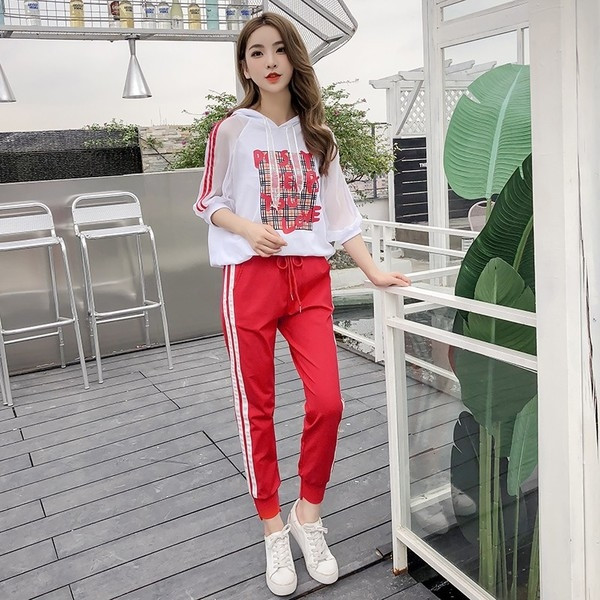 Echipa sportivă feminină - Tricou cu mâneci din dantelă și trening cu margini laterale