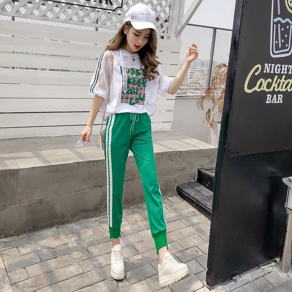 Echipa sportivă feminină - Tricou cu mâneci din dantelă și trening cu margini laterale