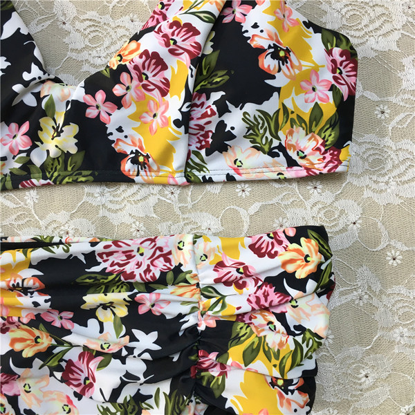 Costum de baie elegant de damă în două părți într-un model floral