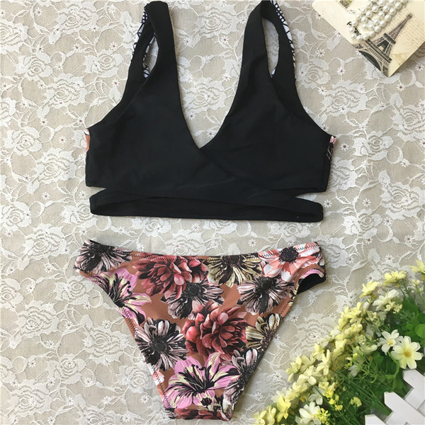 Стилен дамски бански от две части с две лица