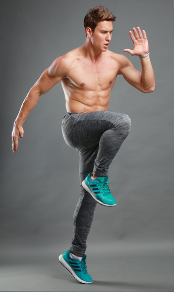 Тънък изчистен спортен анцуг в светъл цвят