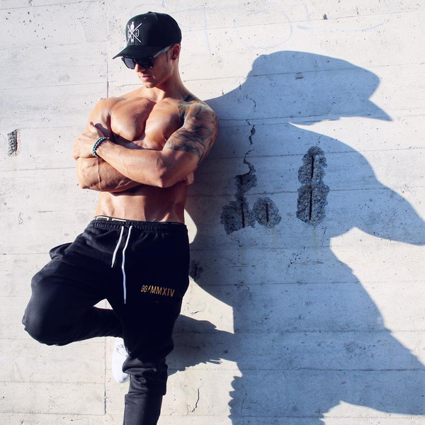 Costum sport în culori închise cu diferite inscripții