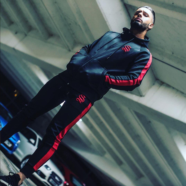 Echipa sportiva masculina in doua culori - hanorac cu gluga si pantaloni lungi