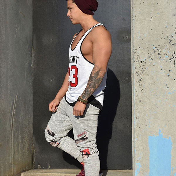 Costum barbatesc in trei culori cu elemente de camuflaj