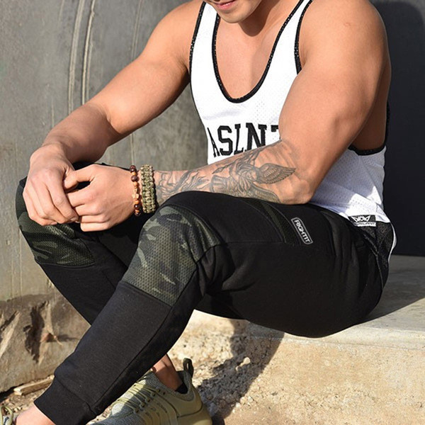 Costum barbatesc in trei culori cu elemente de camuflaj