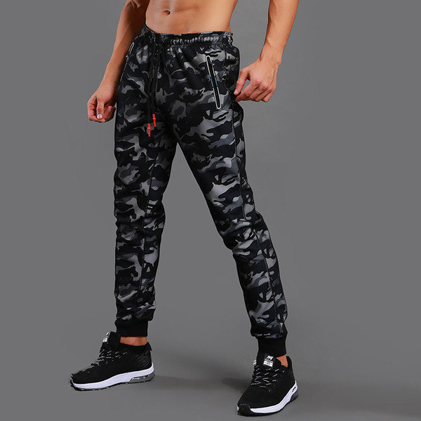 Costum sport cu model de camuflaj - trei culori