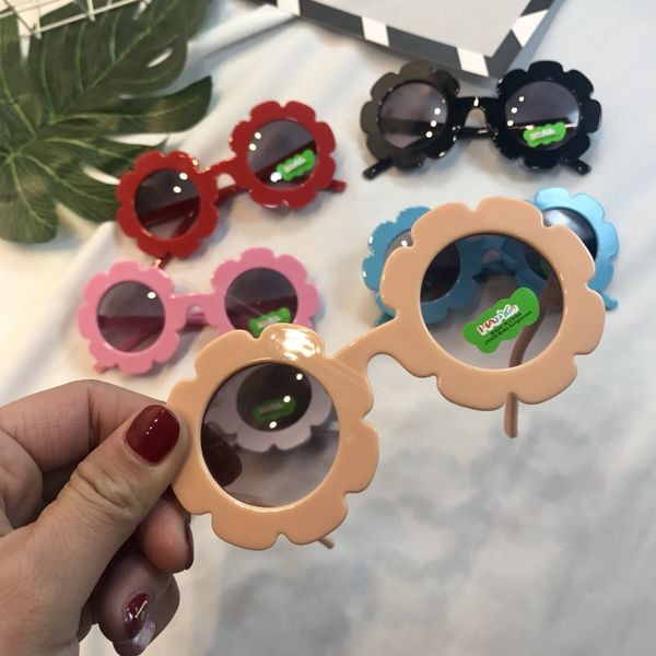 Egy érdekes gyerek napszemüveg modell lányoknak több színben