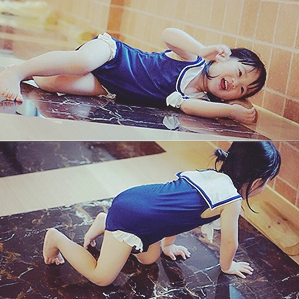 Детски цял бански за момичета в син цвят с яка и шапка