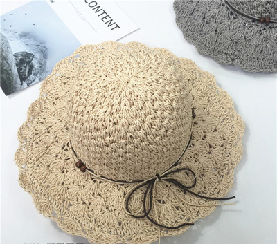 Дамска плетена шапка в два цвята