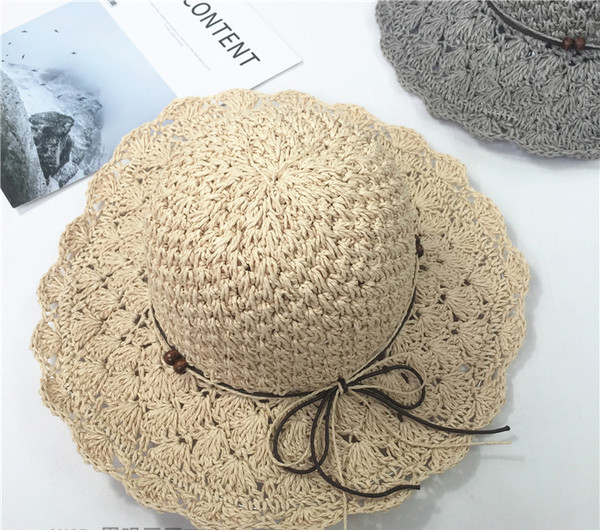 Дамска плетена шапка в два цвята