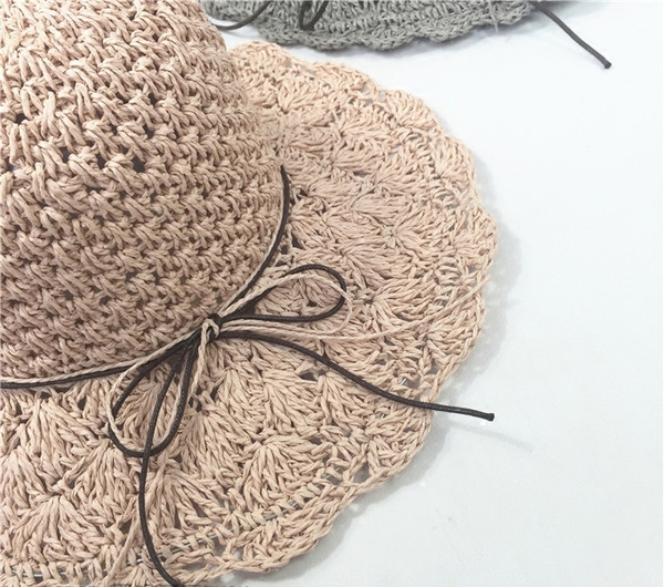 Дамска плетена шапка в два цвята