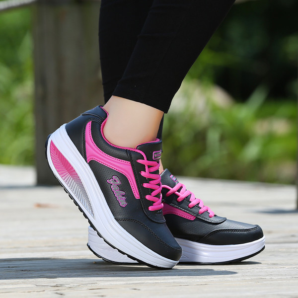 Спортни дамски маратонки с извита висока подметка