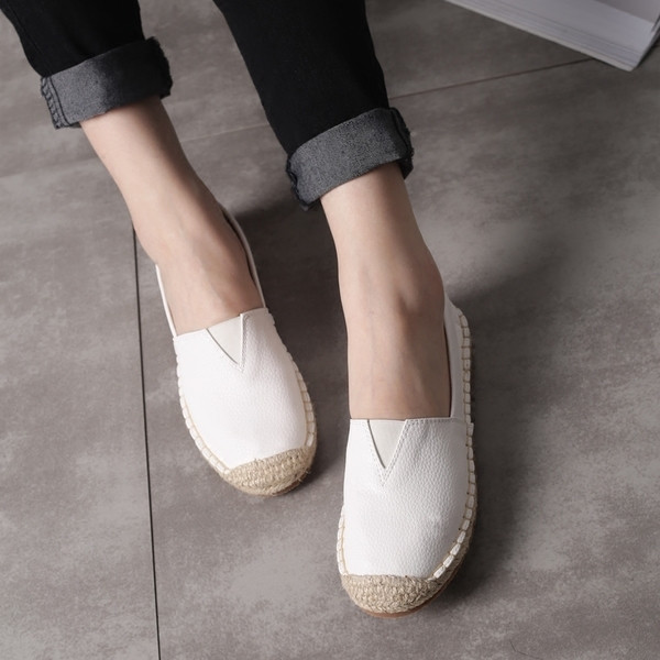 Γυναικεία εσπάριλες από οικολογικό δέρμα σε μαύρο και άσπρο