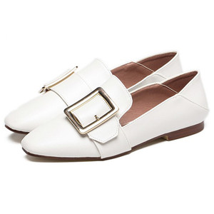 Γυναικεία παπούτσια από οικολογικό δέρμα με μεταλλική πόρπη σε τρία μοντέλα και τρία χρώματα