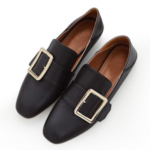 Γυναικεία παπούτσια από οικολογικό δέρμα με μεταλλική πόρπη σε τρία μοντέλα και τρία χρώματα