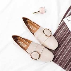 Γυναικεία παπούτσια από οικολογικό δέρμα με μεταλλική πόρπη σε τρία μοντέλα και τρία χρώματα