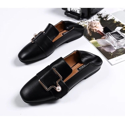 Γυναικεία παπούτσια από οικολογικό δέρμα με μεταλλική πόρπη σε τρία μοντέλα και τρία χρώματα