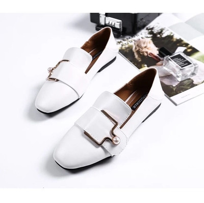 Γυναικεία παπούτσια από οικολογικό δέρμα με μεταλλική πόρπη σε τρία μοντέλα και τρία χρώματα