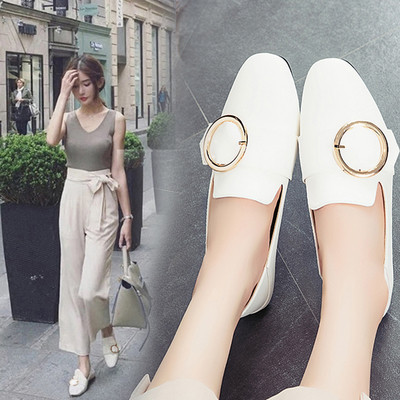 Γυναικεία παπούτσια από οικολογικό δέρμα με μεταλλική πόρπη σε τρία μοντέλα και τρία χρώματα