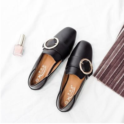 Γυναικεία παπούτσια από οικολογικό δέρμα με μεταλλική πόρπη σε τρία μοντέλα και τρία χρώματα