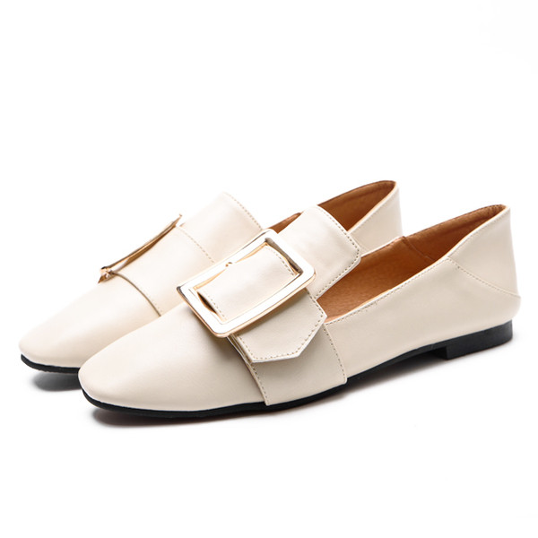 Γυναικεία παπούτσια από οικολογικό δέρμα με μεταλλική πόρπη σε τρία μοντέλα και τρία χρώματα